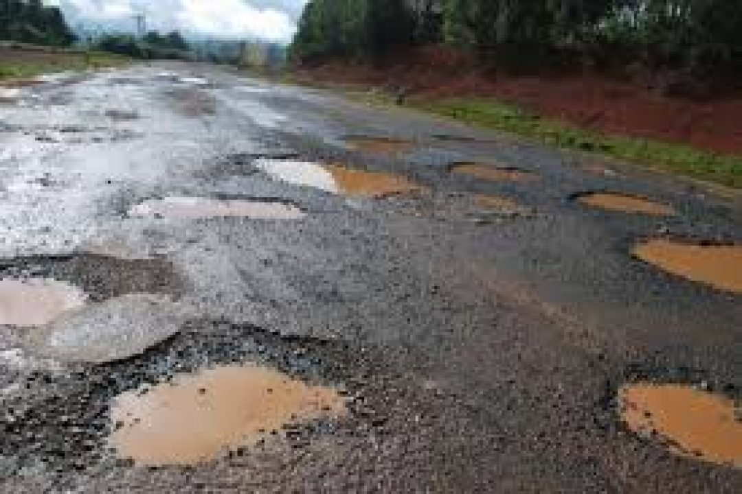 Poor Kwahu Roads: Please, Don’t Resort to Demonstration summon. Regional Minister “ – Lecturer to Kwahu Chiefs